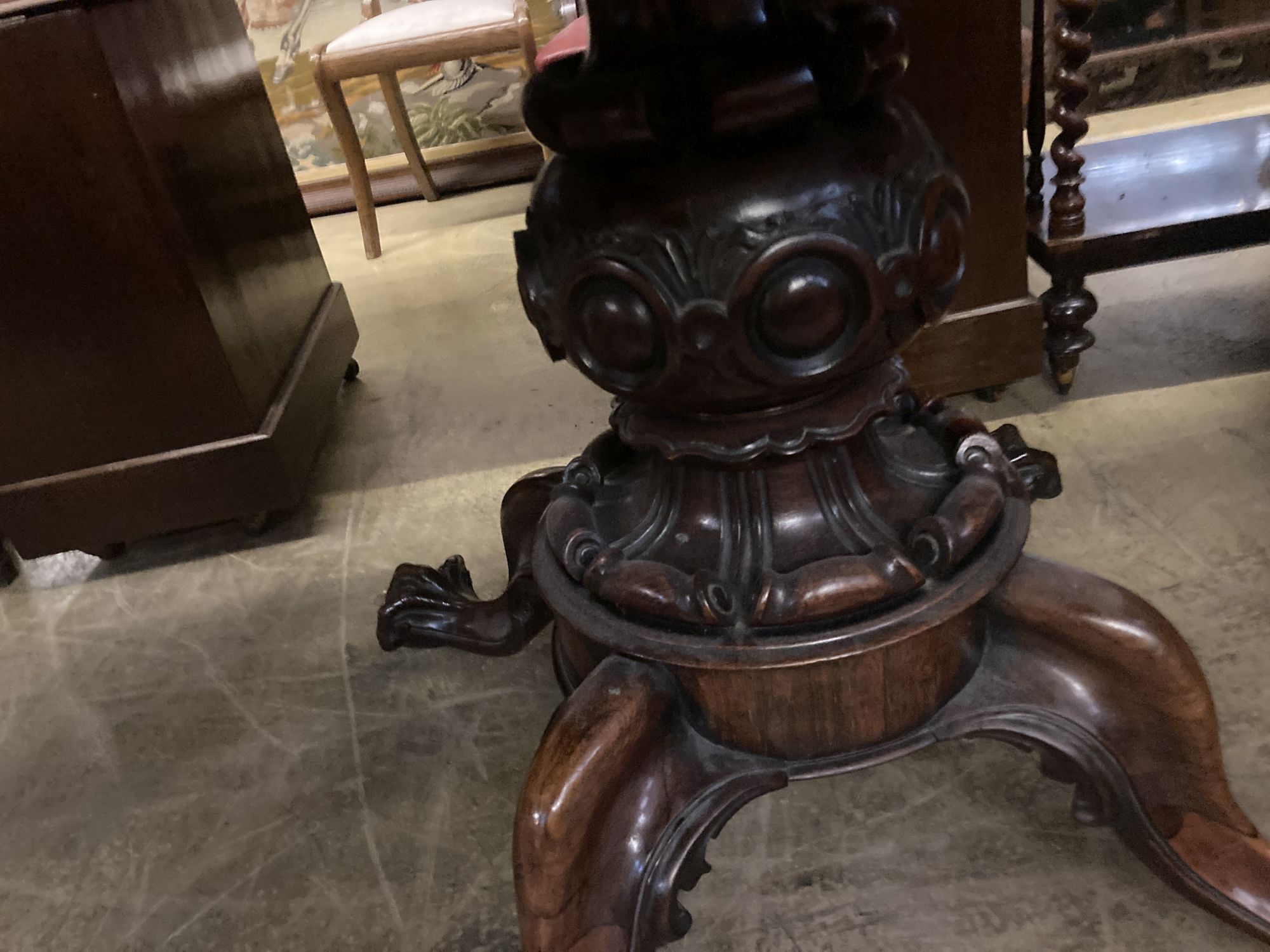 A Victorian shaped oval rosewood loo table, width 150cm depth 98cm height 72cm